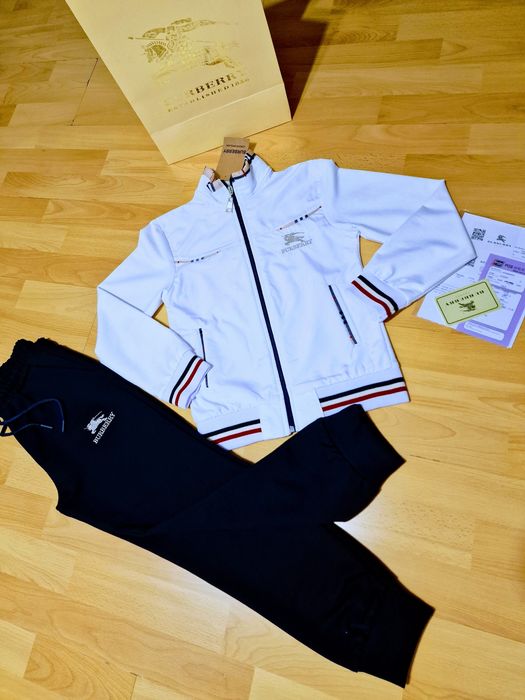 Trening Burbbery,new collection,logo brodat,saculet inclus, etichetă