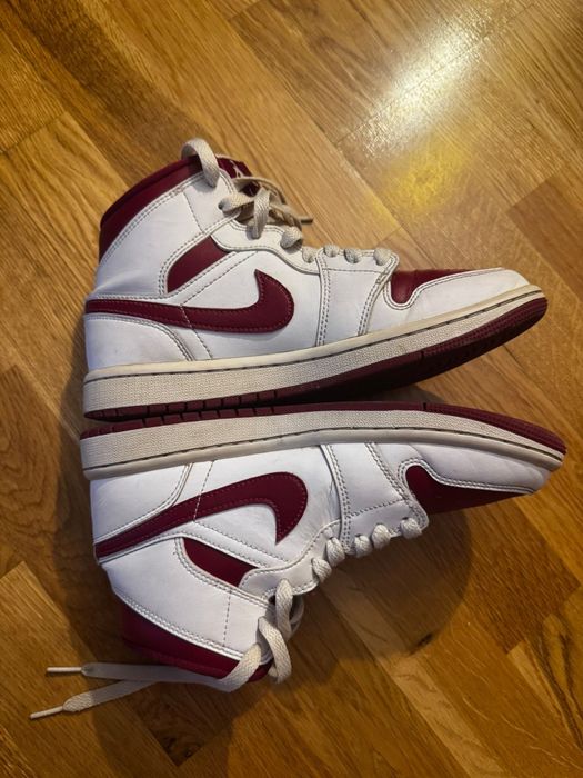 Jordan one mid reverse