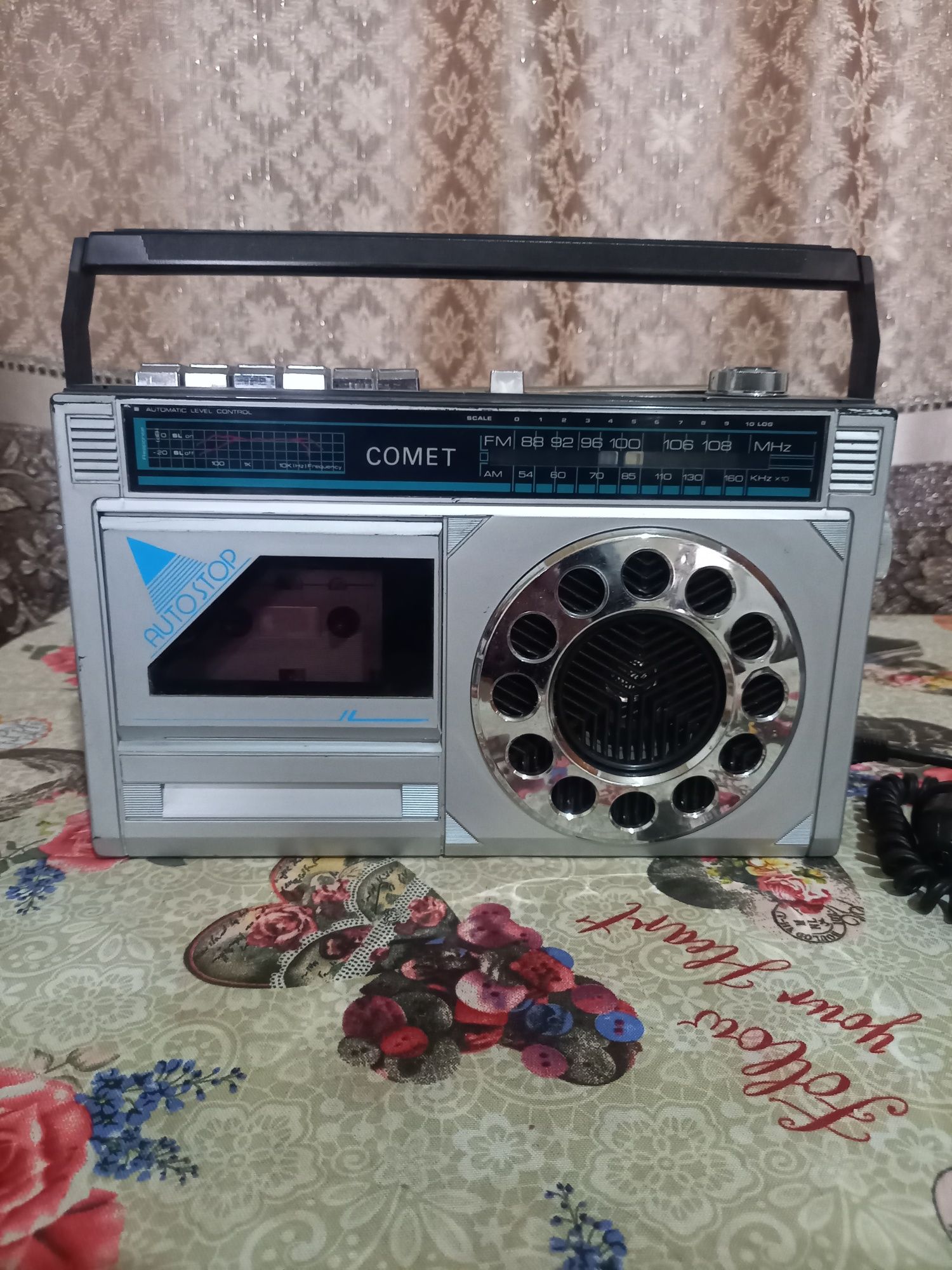 Магнитофонлар сотилади. Ҳолати тиниқ