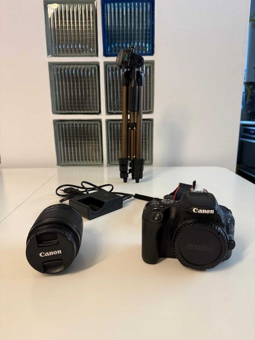 Canon EOS 200D + obiectiv 18-55mm + trepied modular