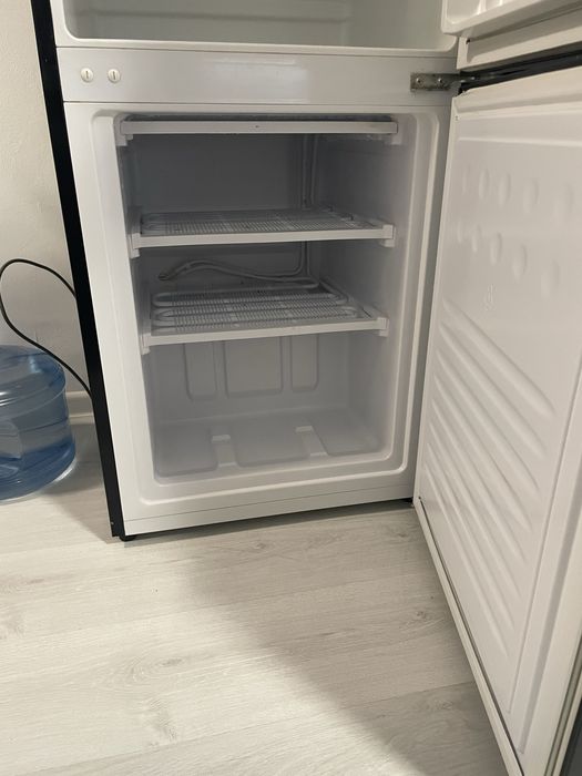 Vand frigider HEINNER in stare foarte bună de funcionare