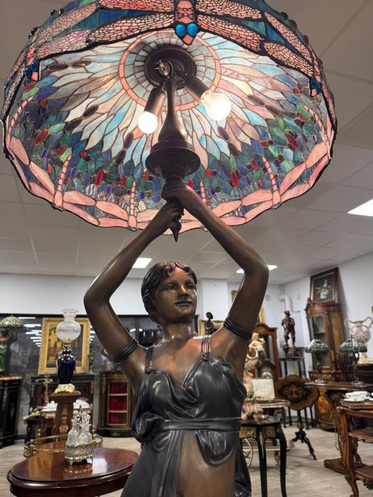 Statueta-lampa din bronz masiv cu abajur stil tiffany