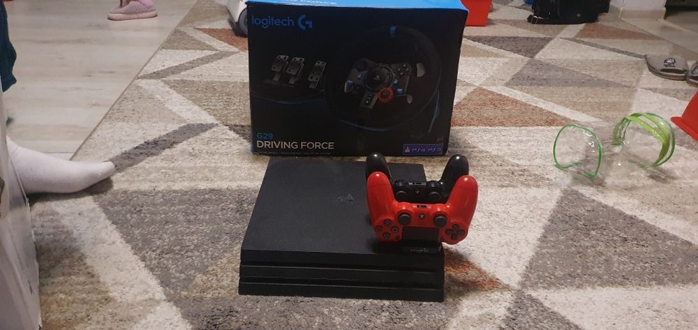 Vând PS4 PRO 1T  în stare impecabila plus jocuri.