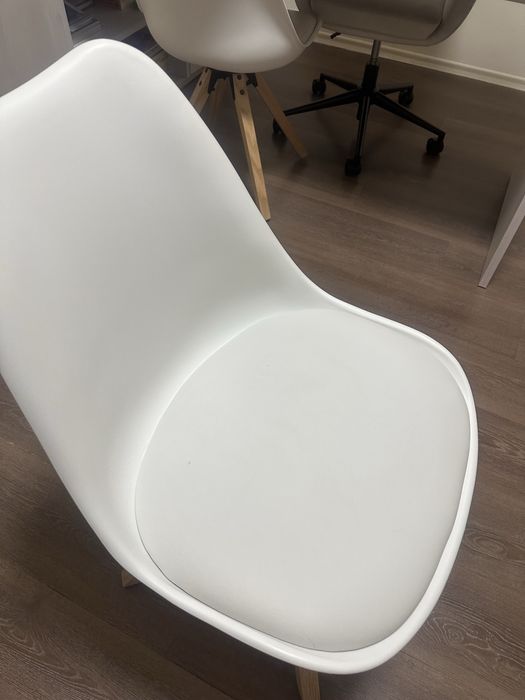 2 броя посетителски столове за бюро