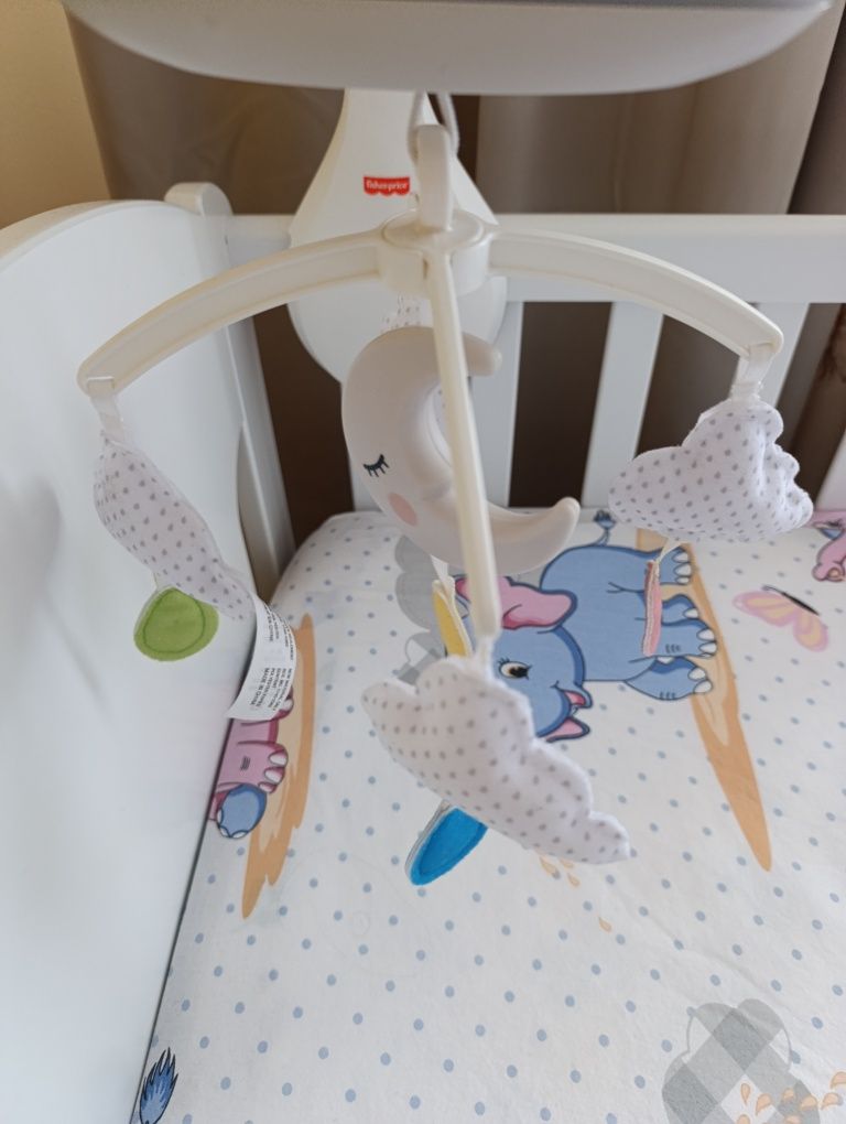 Музикалната въртележка за кошара Fisher Price - Облачета