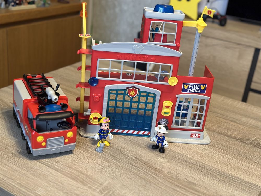 Statie de pompieri Mikey Mouse + masina de pompieri