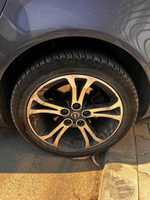 Propietar din 2015 vand  sau schimb insignia