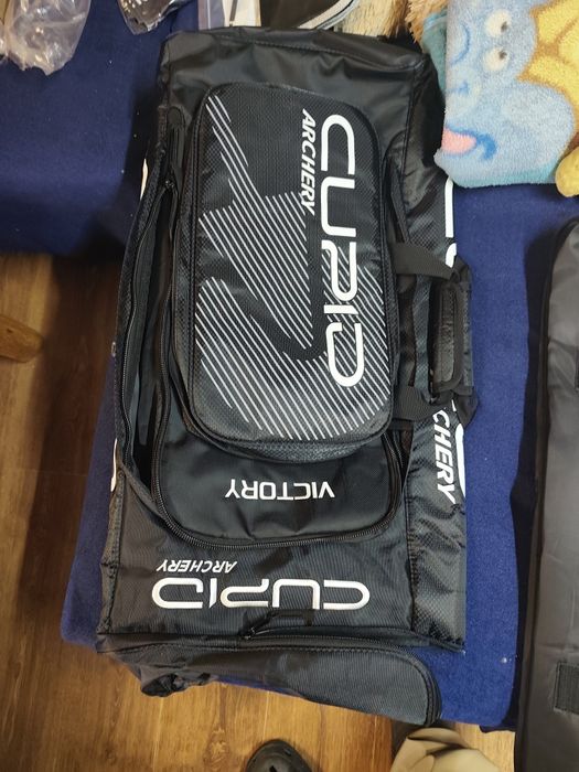 Продавам чисто нов лък напълно оборудван със раница която е чисто нова