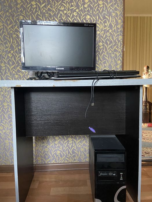 компьютер , блок, 2 клавиатуры , все рабочее но старое. марка незнаю.