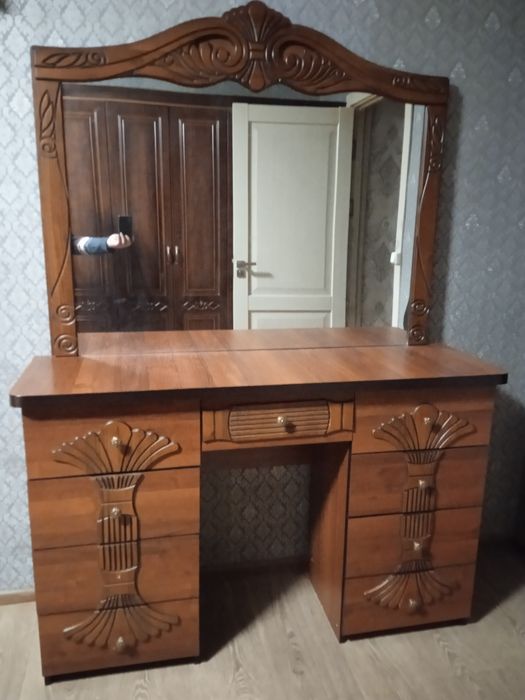 Трюмо почти новый продаю