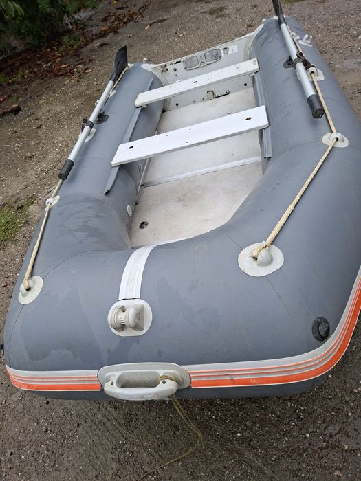 Vând barcă  kolibri 3m.30 cu motor de barcă Evirunde  8 cai 4 timpi