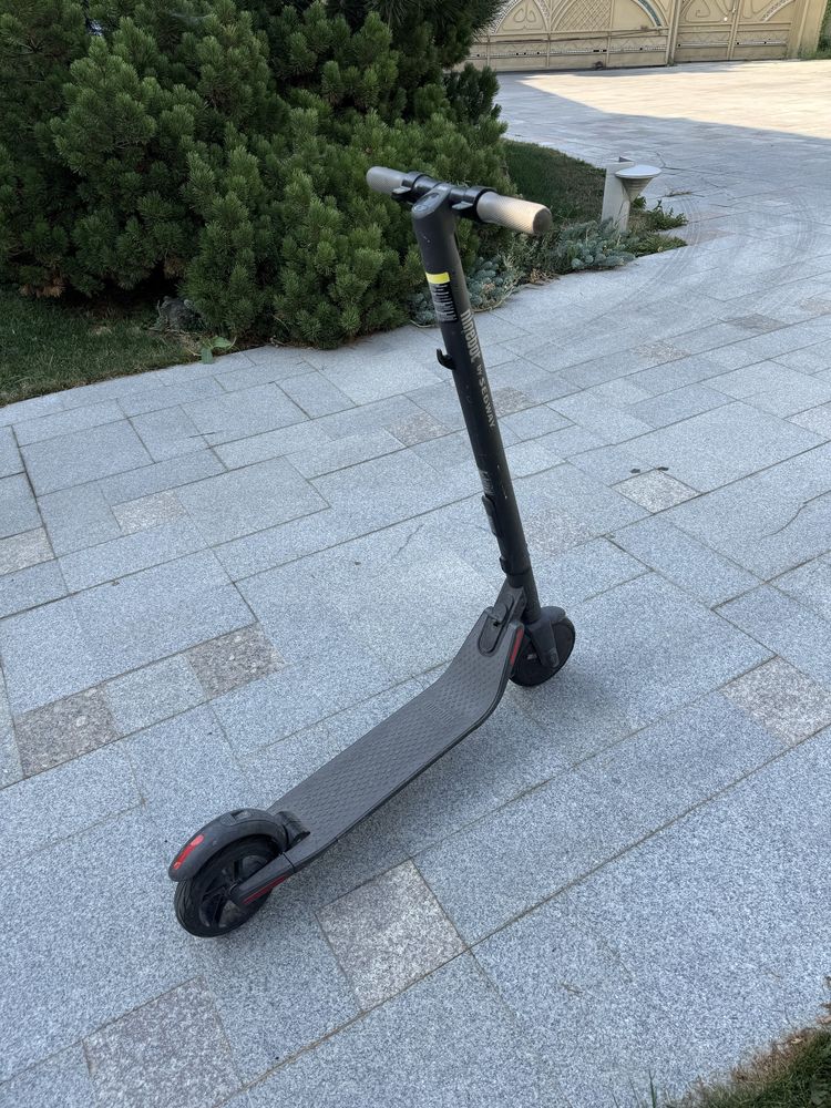 Продается самокат Ninebot by Segway ES1