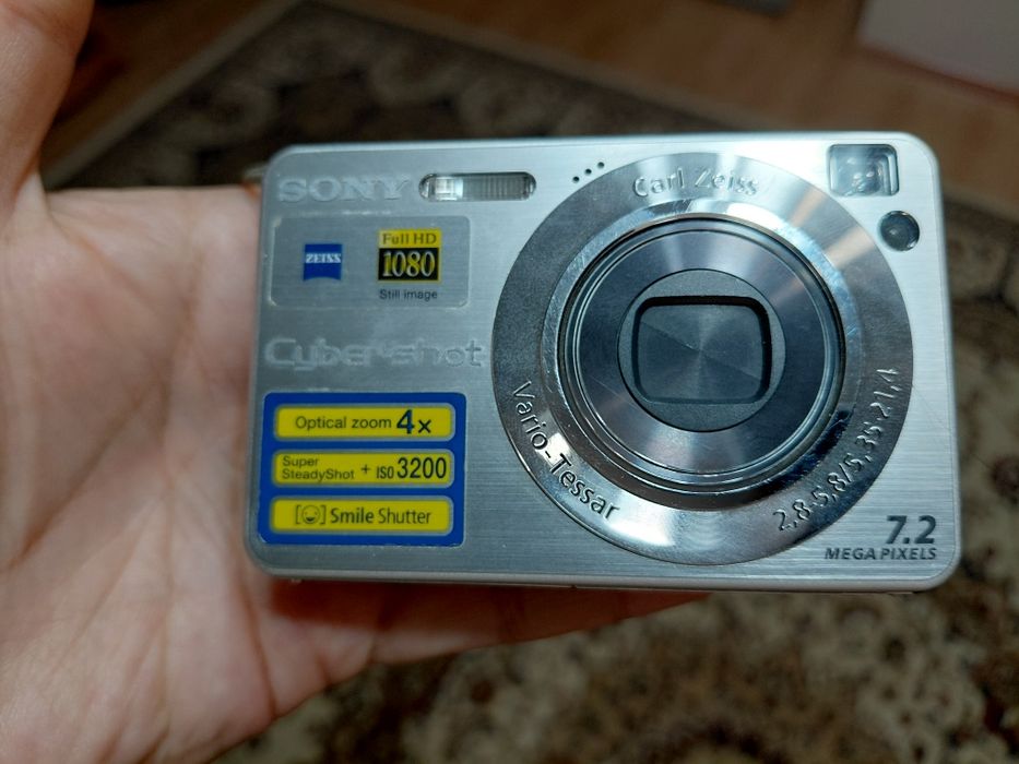 Цифровую камеру Sony Cyber-shot Full HD 1080