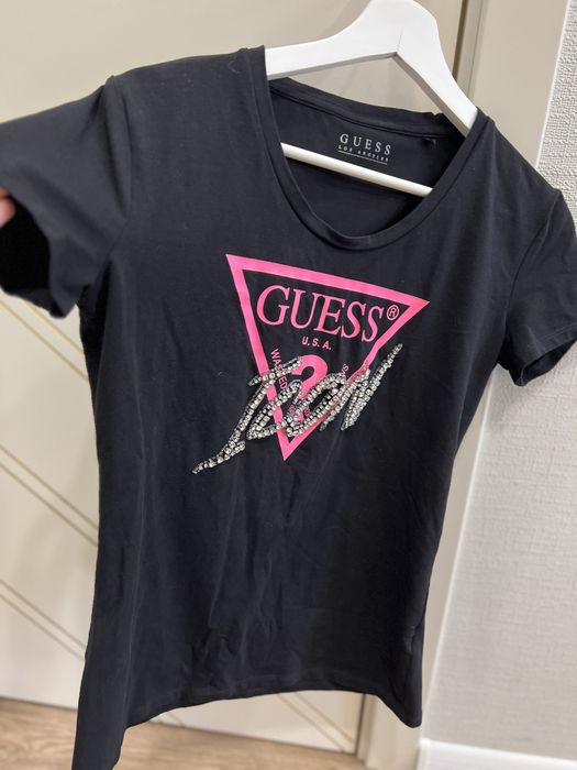 Футболка от бренда Guess
