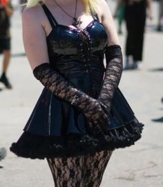 Черна лачена къса рокля, подходяща за косплей