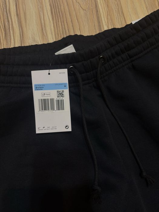 Оригинално дамско долнище на Nike