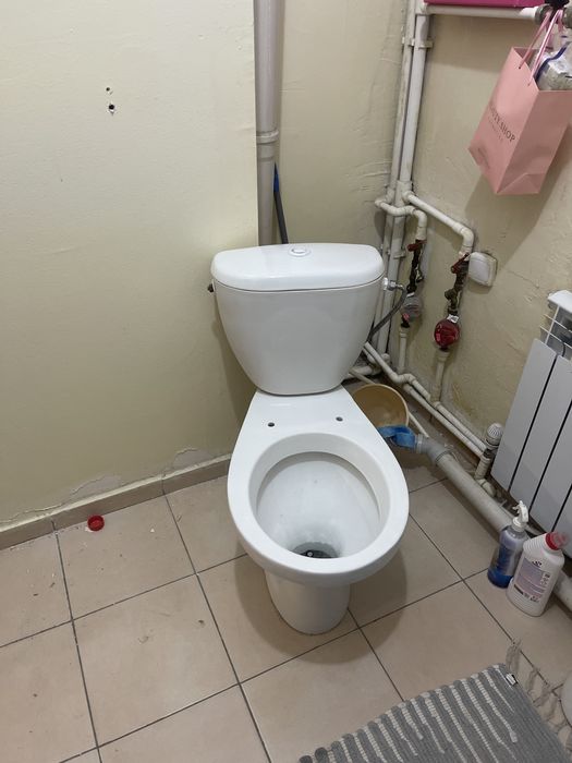 Продам унитаз целый и чистый