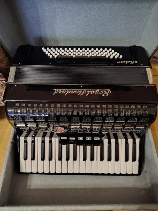 Акордеон Роял Стандарт с куфар . Отлично състояние!