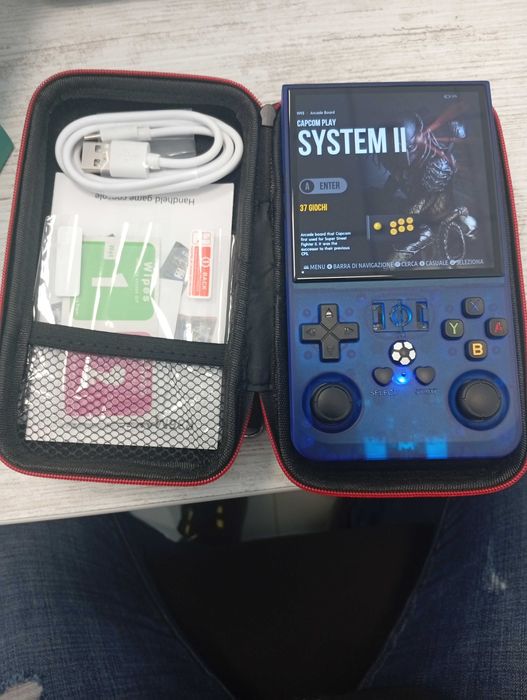 Ретро преносима игрова конзола с карта памет.