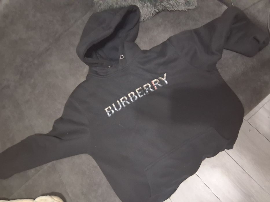 Vând hanorac burberyy