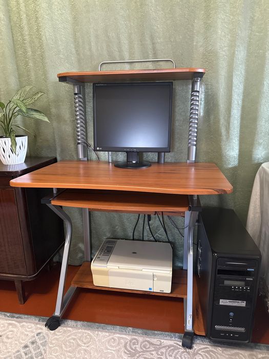 Продам стол для компьютера
