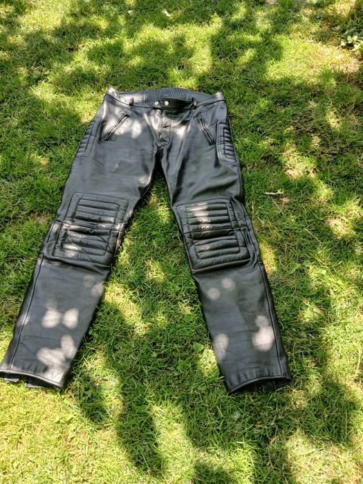 Pantaloni de piele