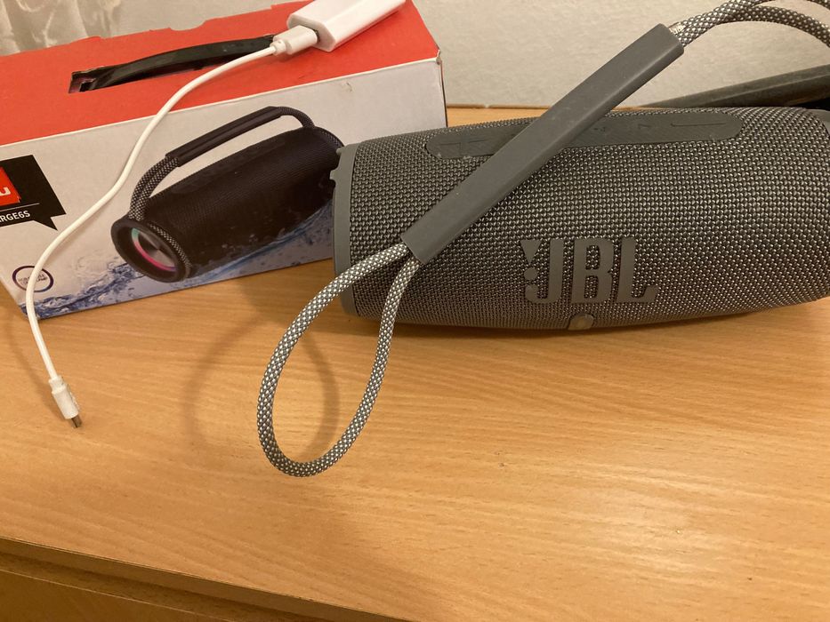 Тонколонка JBL със зарядно и кутия