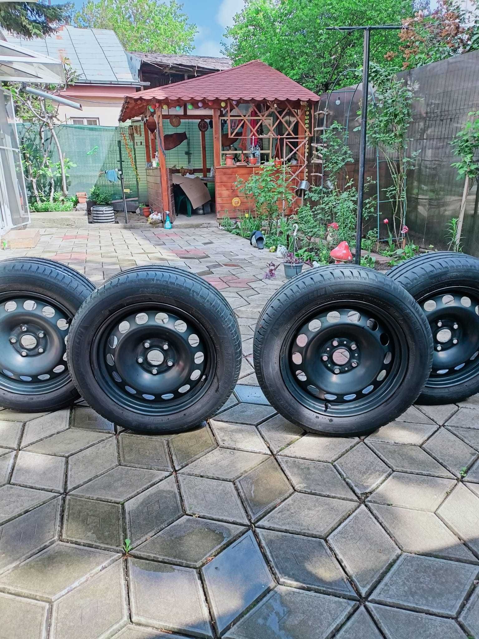 Vînd roți 5*112 cu cauciucuri 205/55r16, vară.550 lei.5mm .