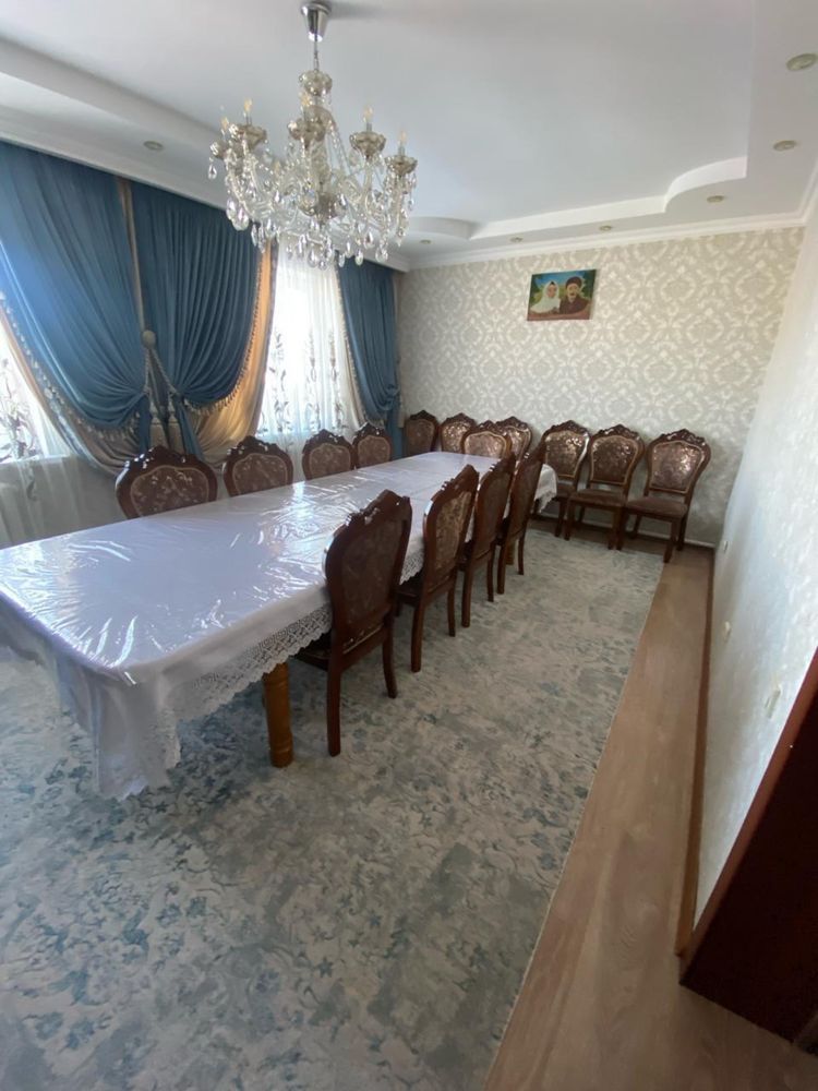 Стол и стулья