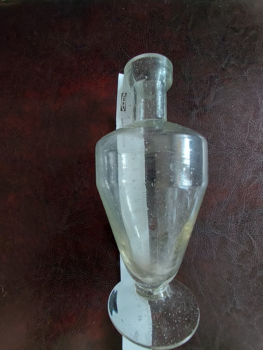 Бутилка стара с малки мехурчета в стъклото