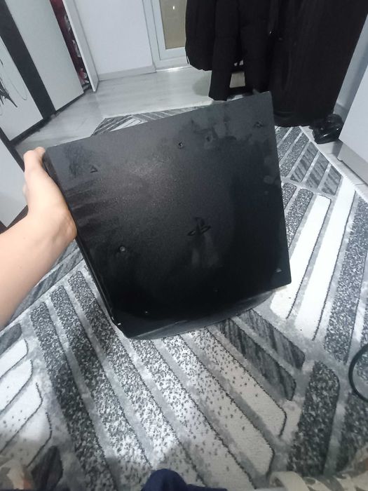 Vând PlayStation 4 pro(joc inclus)