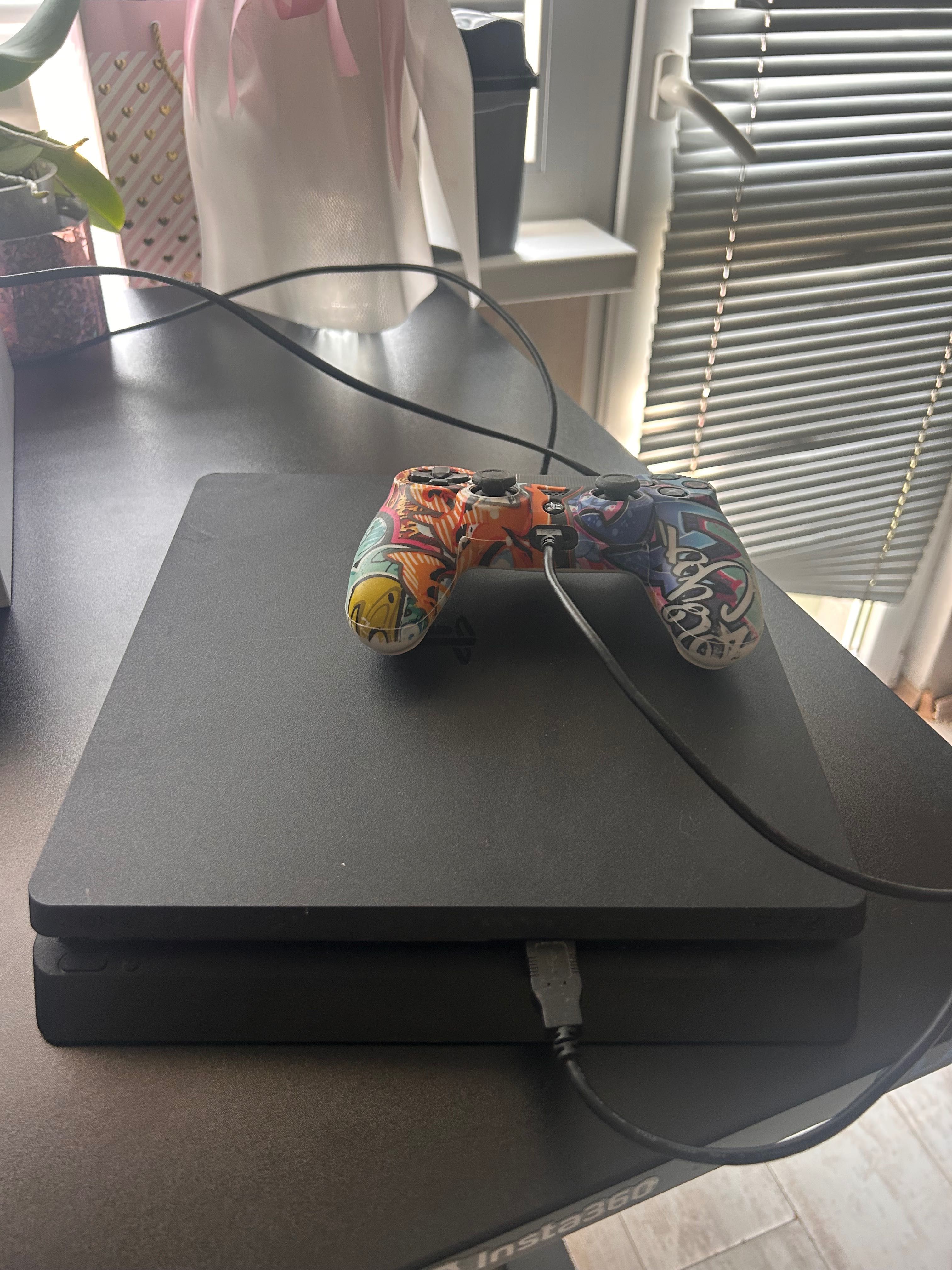 PlayStation 4 с джойстик