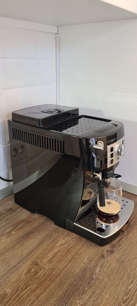 Espressor automat De'Longhi Magnifica, In garanție, aproape nou