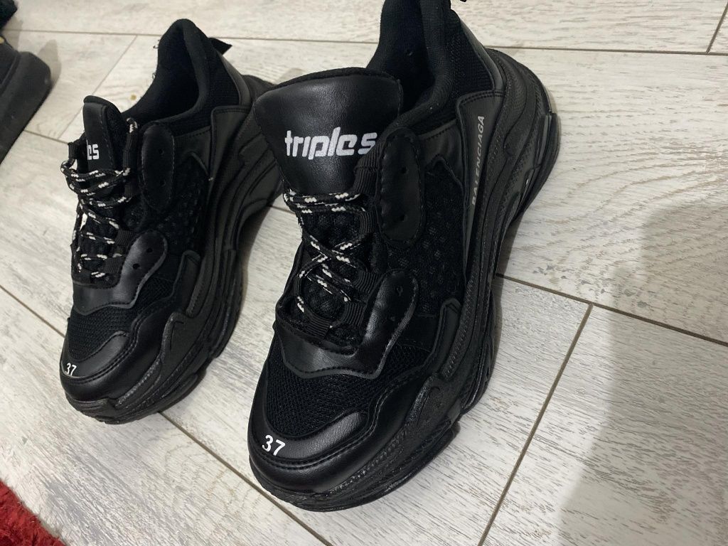 Vând balenciaga triple s