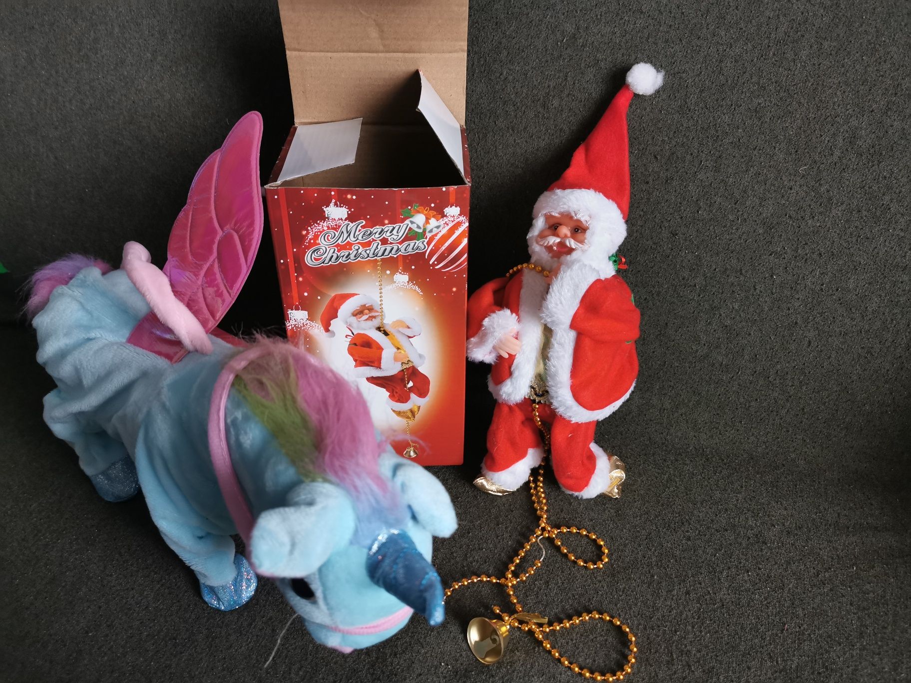Детски подаръци, играчки за Коледа. Дядо Коледа и Еднорог