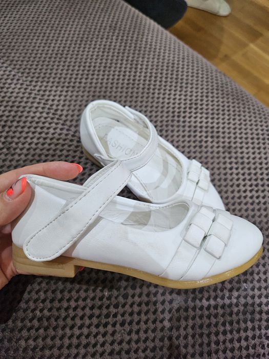 Детски бели обувки 27номер.