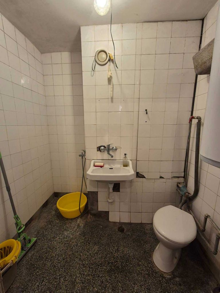 Продава се Четиристаен апартамент в Плевен, Дружба 2 - 85 кв.м за 989 €/кв.м - Снимка #12