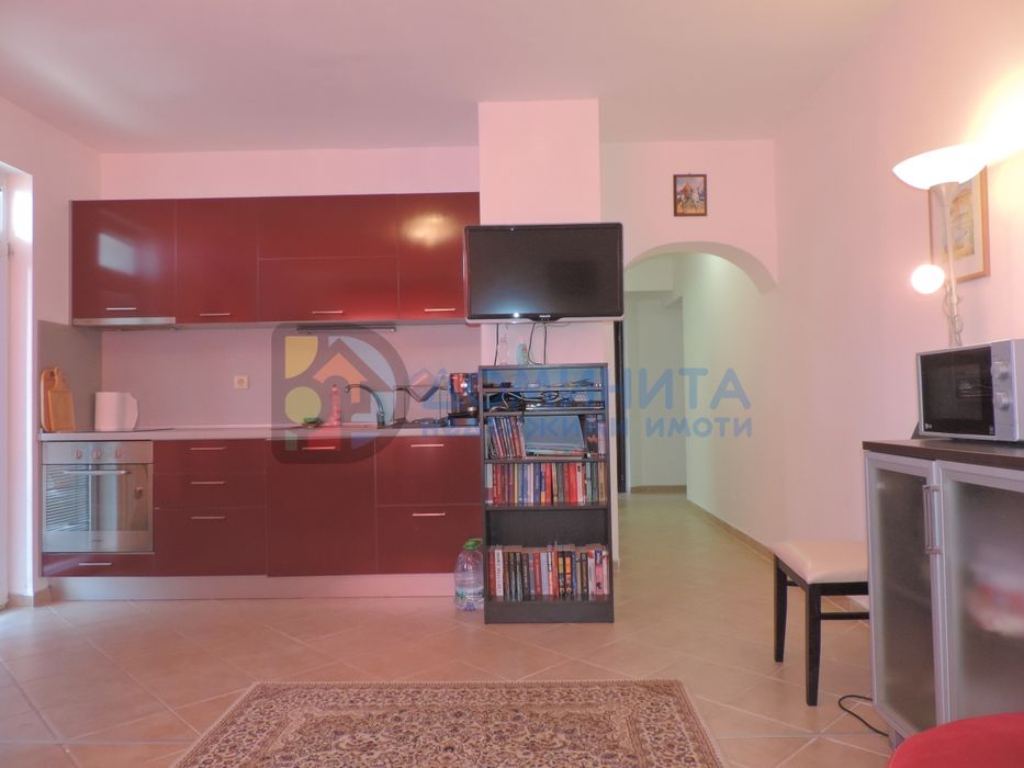 Обзаведен тристаен с паркомясто, гр. Приморско, 50м.от плажа