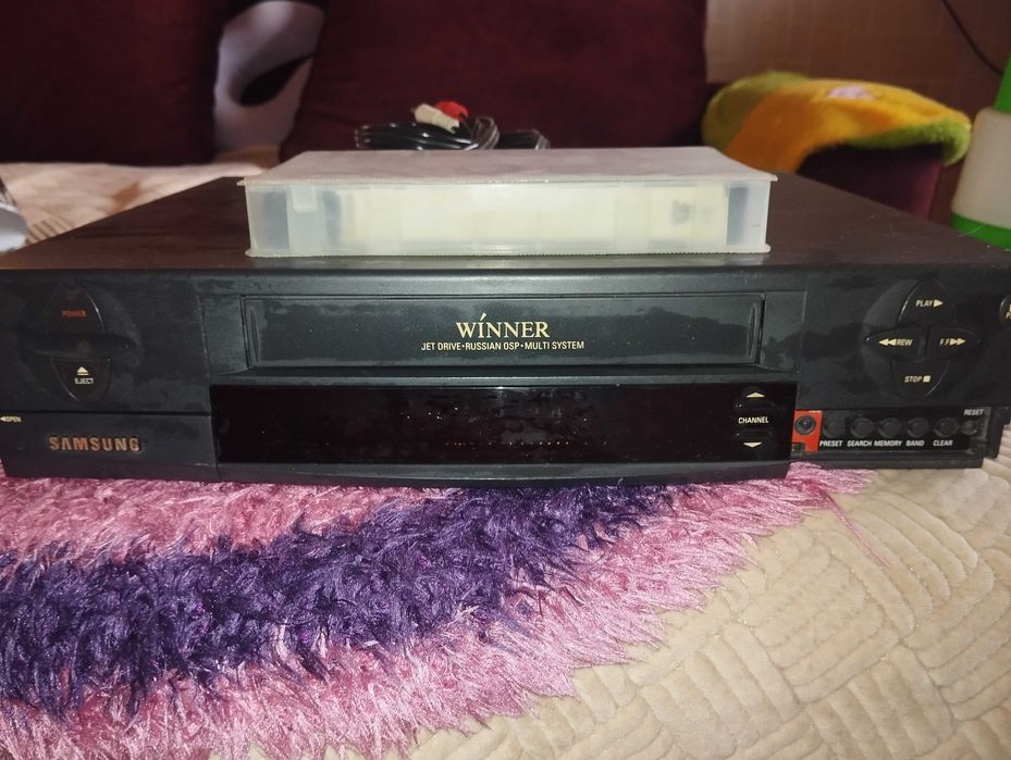 Видеомагнитофон с телевизором