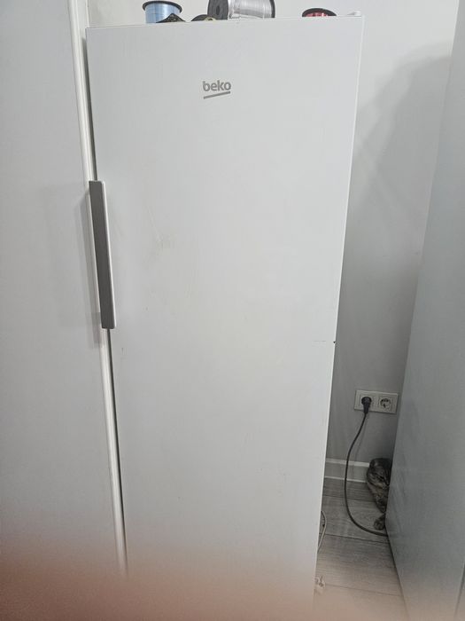 Морозильник вертикальный Beko