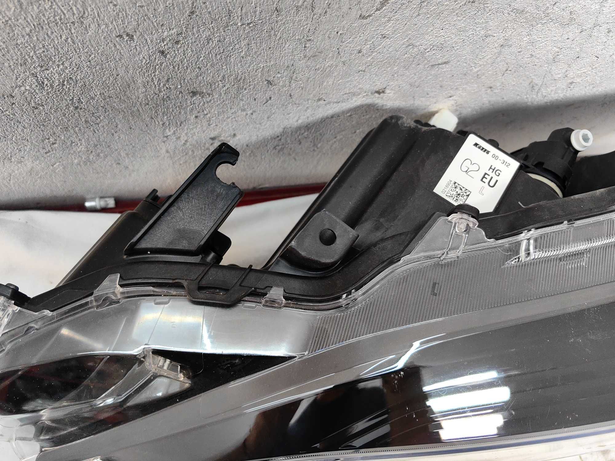 Оригинални  фарове Ляв Десен  Тойота Ярис  Toyota Yaris Cross Full Led