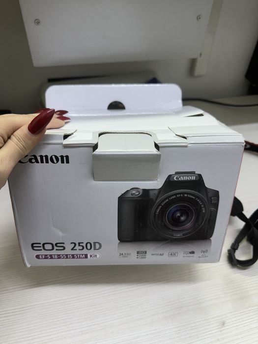 Цифровой фотоаппарат Canon EOS 250 D