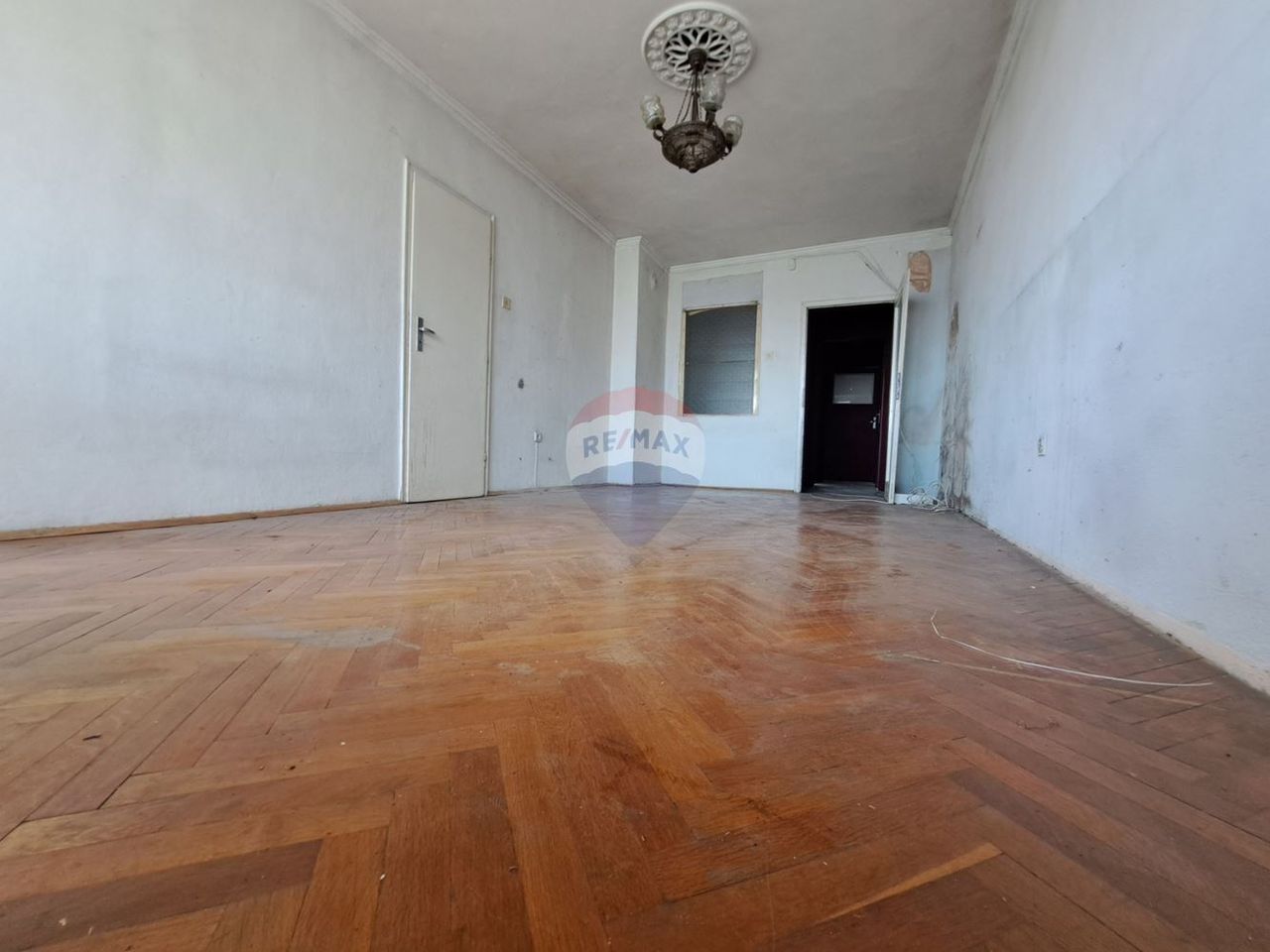 Продава се Тристаен апартамент в Варна, Лятно кино Тракия - 92 кв.м за 2011 €/кв.м - Снимка #3