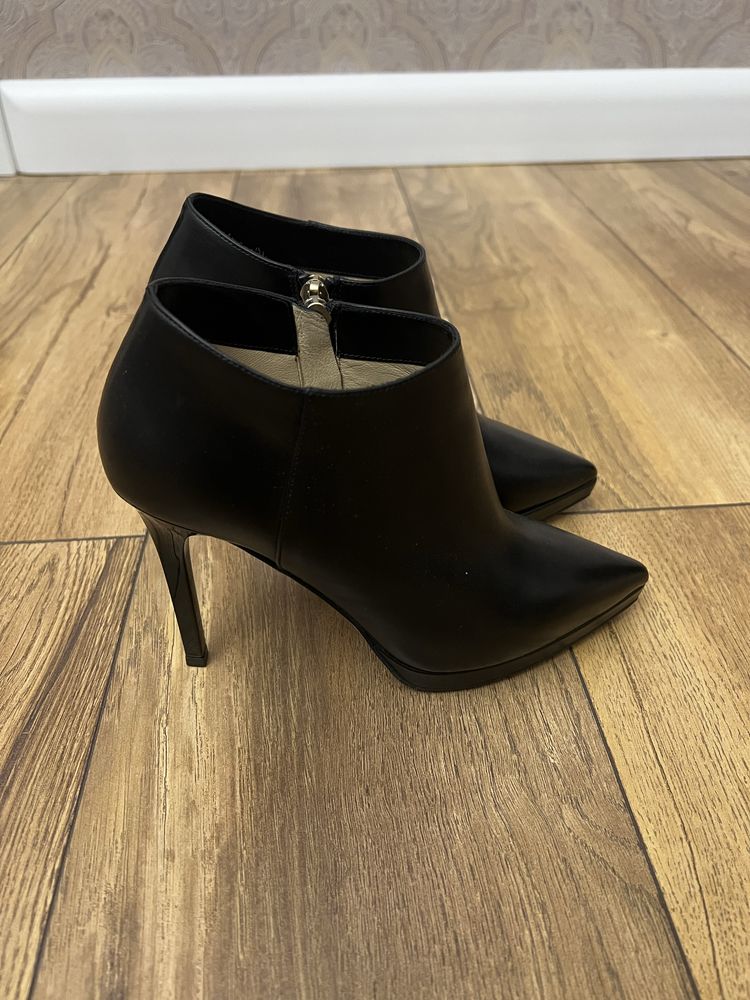 Продам ботильоны Jimmy Choo