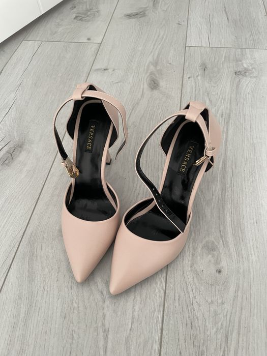 Розовые туфли.