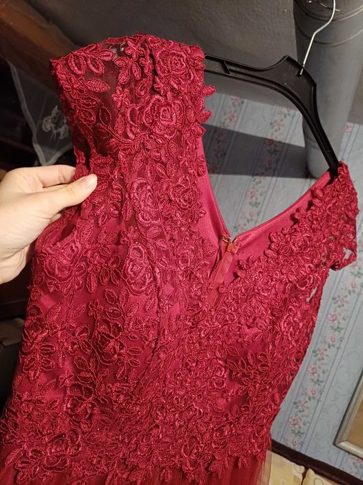 Червена дълга рокля