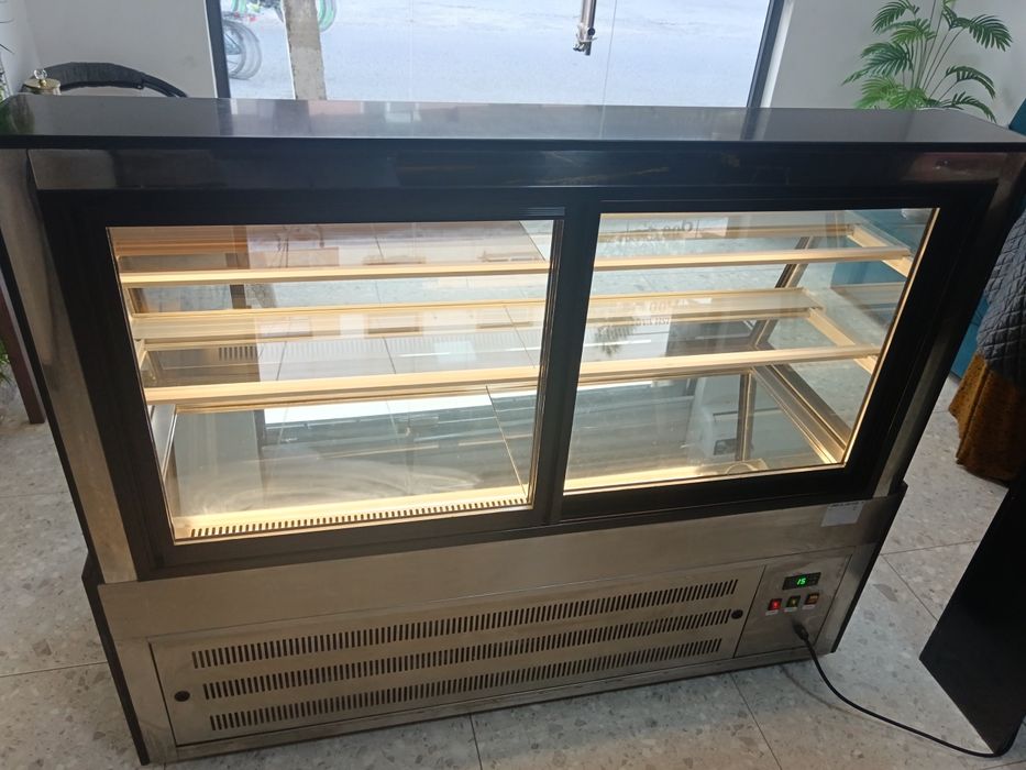 Торт ва пишириклар учун минусавой ветрина холодильник