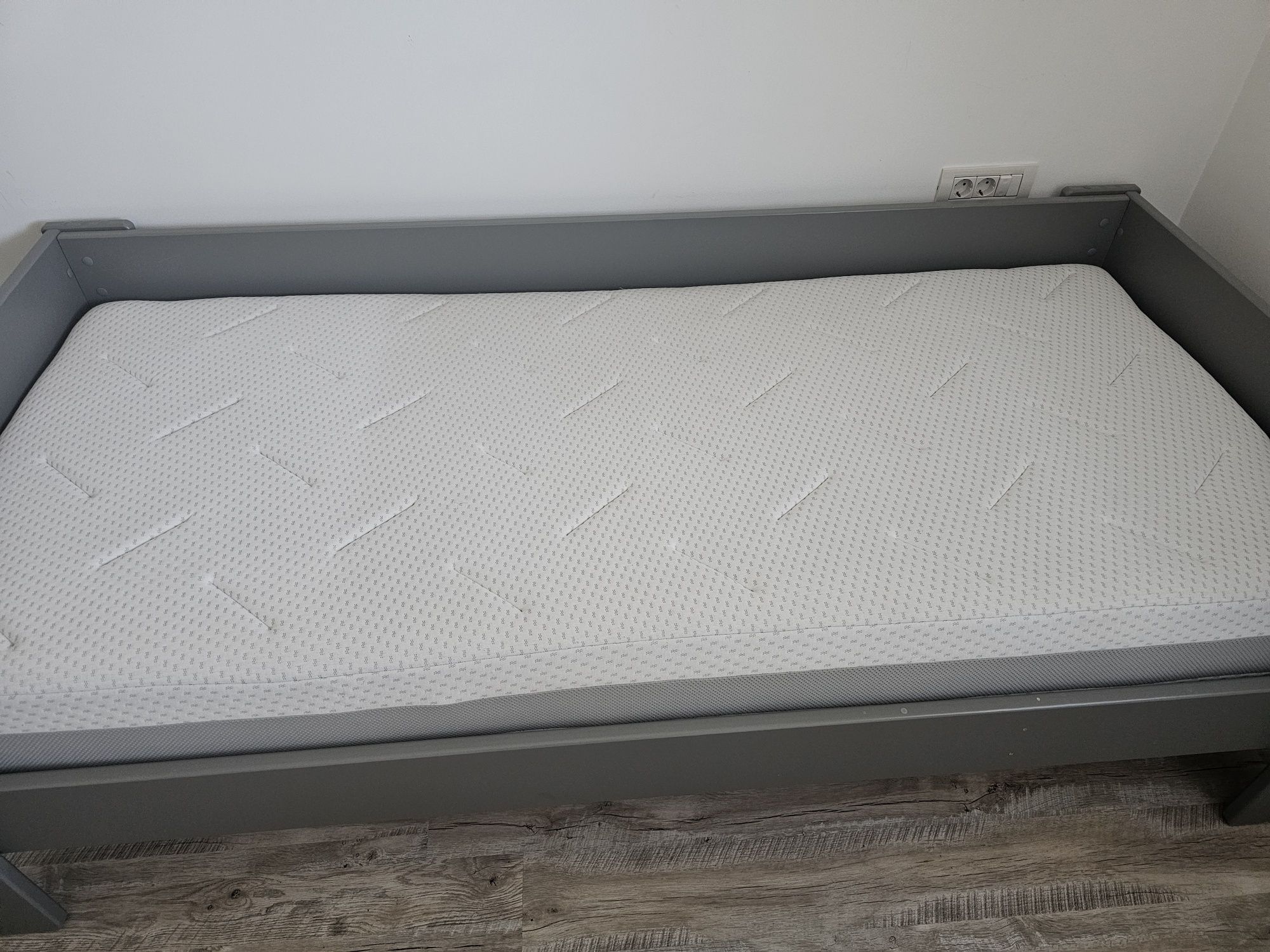Vând pat lemn masiv 200x90