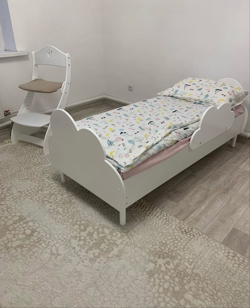 Продаю кровать детскую, деревянную с матрасом, размером 160*90.