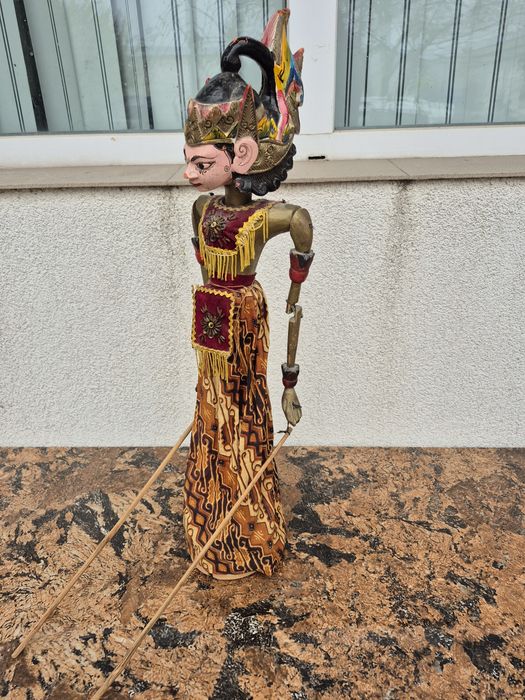 Vand o papusa statatueta,made in Indonezia , vechime -35-50 ani minim